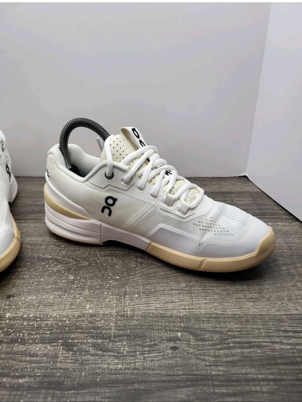 On The Roger Pro 2 White Beige Tennis Shoes Sneakers Womens Size 7.5 - Picture 3 of 11